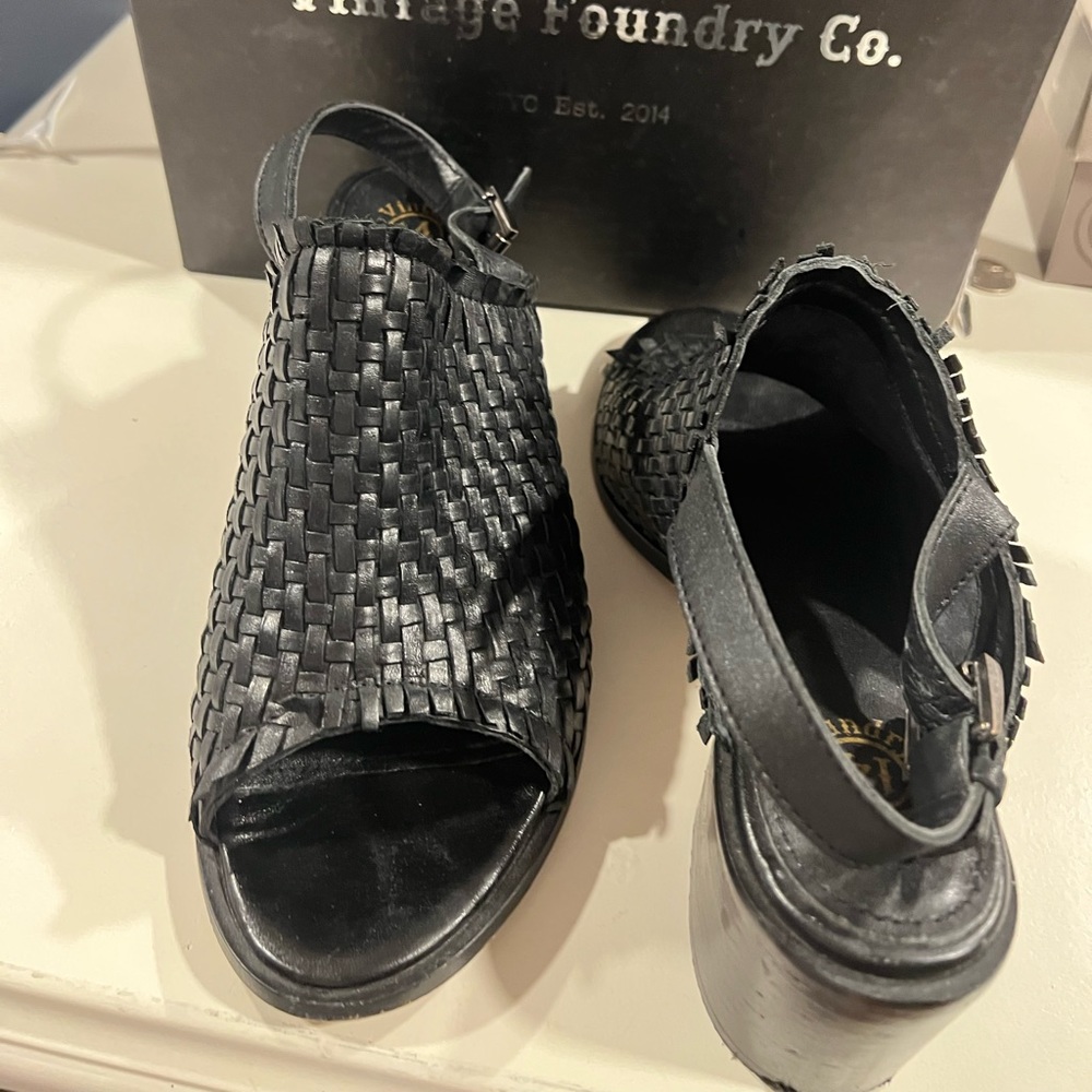 Black weaved leather sandal.